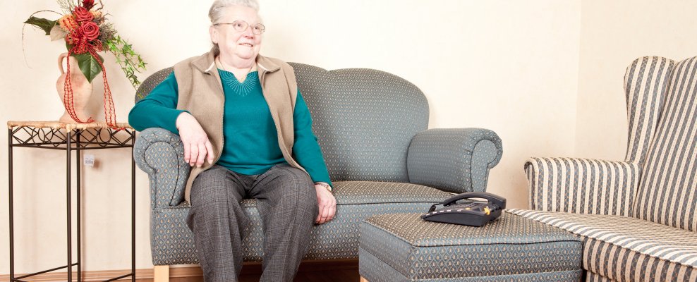 Eine Frau auf einem Sofa mit bequemer Sitzhöhe
